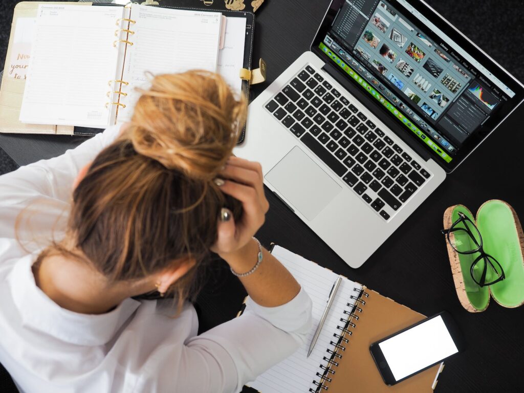 Faltan mujeres en tecnología: hasta ChatGPT está en contra